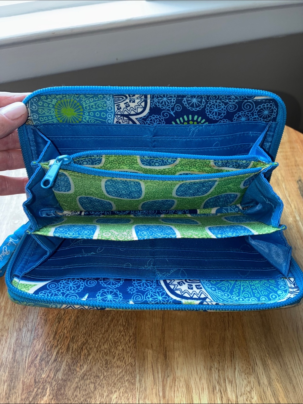 Vera Bradley 5 Compartment Quilted Wallet in Brilliant Blues & Green - Picture 5 of 5